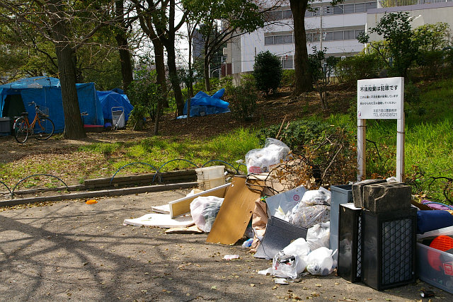 20100314-osaka-gomi-homeless.jpg