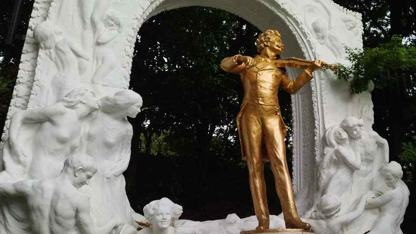 鶴見緑地 オーストリア庭園の彫刻 20250829-austria-tyoukoku.jpg