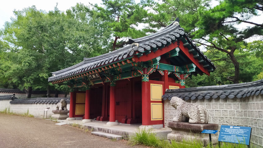 鶴見緑地 韓国庭園の大興門 20250829-kankokuteien-02.jpg