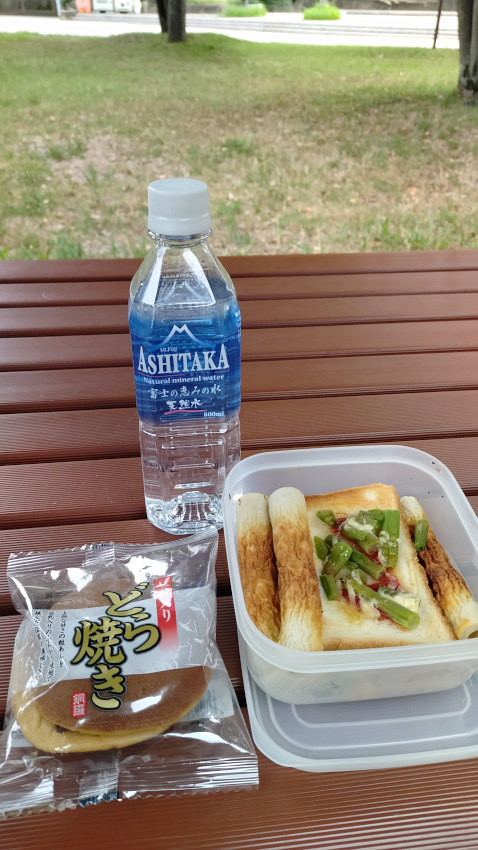 昼食 (自作トーストとどら焼き) 20250829-lunch.jpg