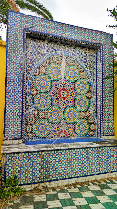 鶴見緑地 モロッコ庭園のモザイクタイルの噴水 20250829-maroc-mosaic.jpg