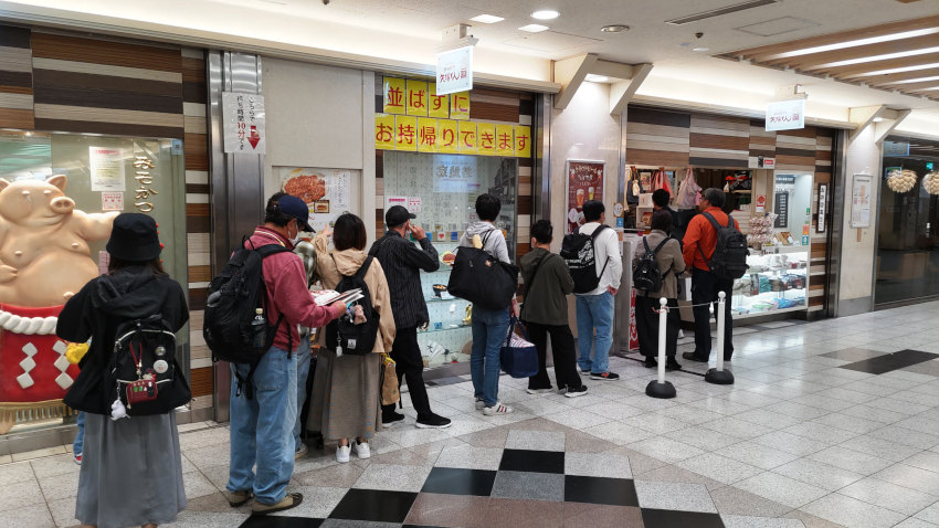 エスカの入口階段を降りてすぐ、「矢場とん」に行列 20251021-esca-yabaton.jpg