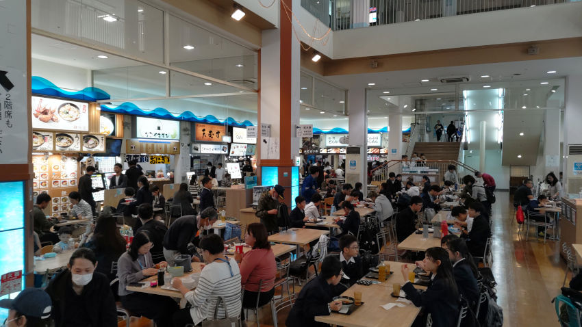 JETTYのフードコート。満員で半数以上が中国人 20251021-jetty-foodcourt.jpg