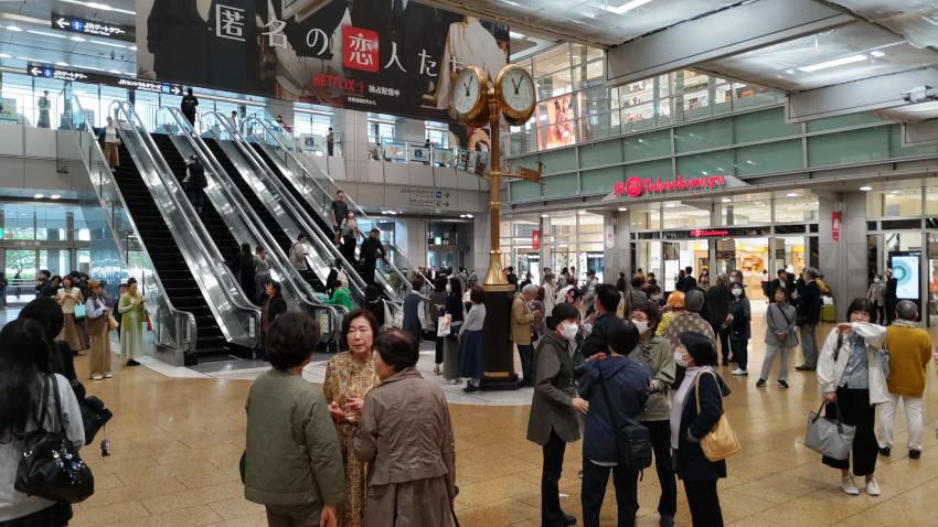 JR名古屋駅 桜通口の金の時計のある広場を通過 20251021-jr-nagoya-kinnotokei.jpg