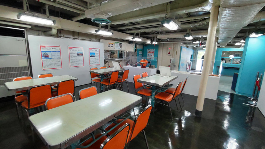 砕氷艦(南極観測船)ふじ 第一甲板の食堂 20251021-saihyoukan-fuji-04.jpg