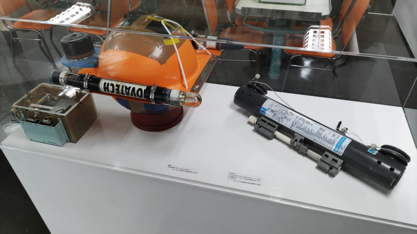 砕氷艦(南極観測船)ふじ 地震計とCTD採水ボトル 20251021-saihyoukan-fuji-05.jpg