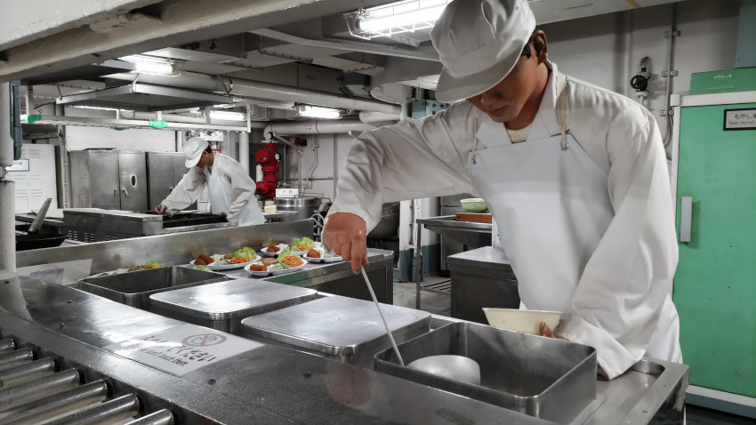 砕氷艦(南極観測船)ふじ 第一甲板の厨房 20251021-saihyoukan-fuji-07.jpg