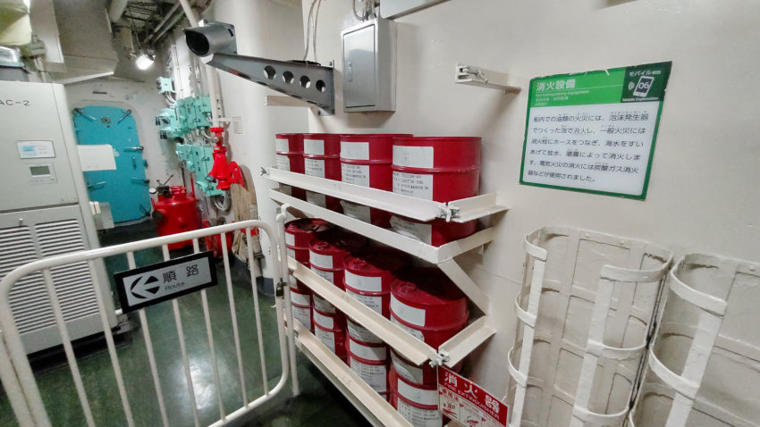 砕氷艦(南極観測船)ふじ 第一甲板の右舷側通路に置かれた泡消火剤の缶 20251021-saihyoukan-fuji-17.jpg