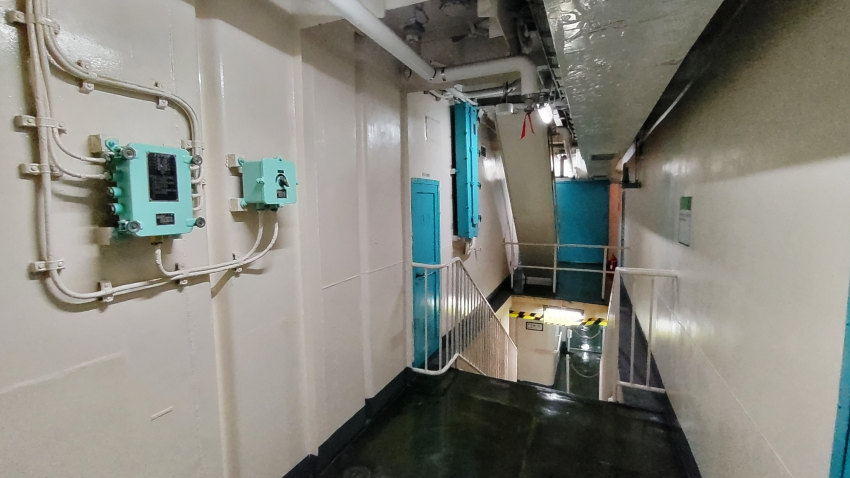 第一甲板から第二甲板に降りる 20251021-saihyoukan-fuji-18.jpg