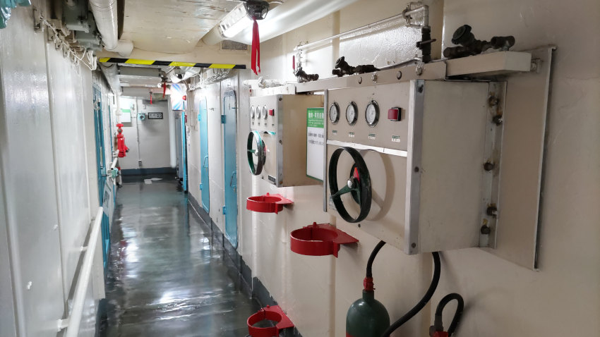 砕氷艦(南極観測船)ふじ 第二甲板の中央通路 20251021-saihyoukan-fuji-19.jpg