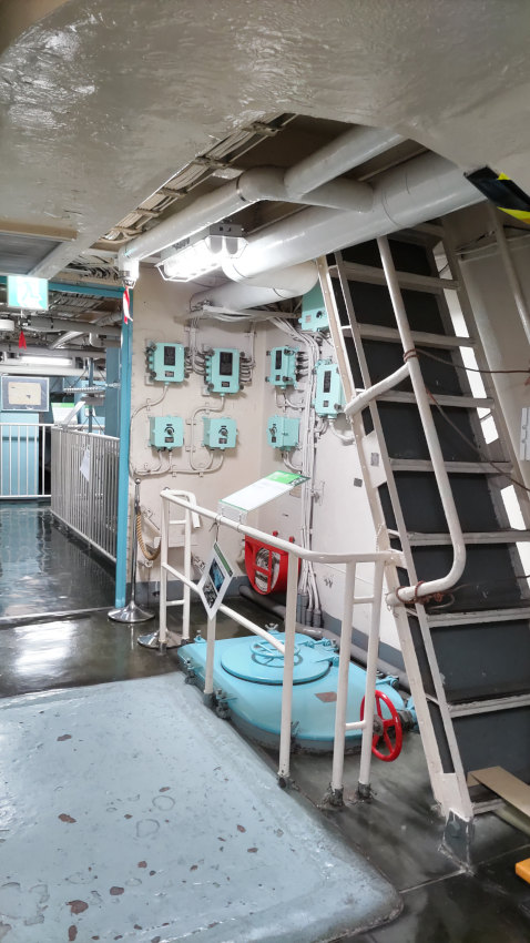 砕氷艦(南極観測船)ふじ 第二甲板のエンジンルームハッチ 20251021-saihyoukan-fuji-27.jpg