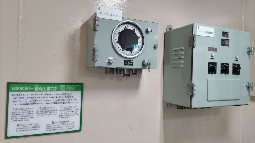 砕氷艦(南極観測船)ふじ 第二甲板の左舷側通路に設置されたジャイロ制御盤 20251021-saihyoukan-fuji-36.jpg