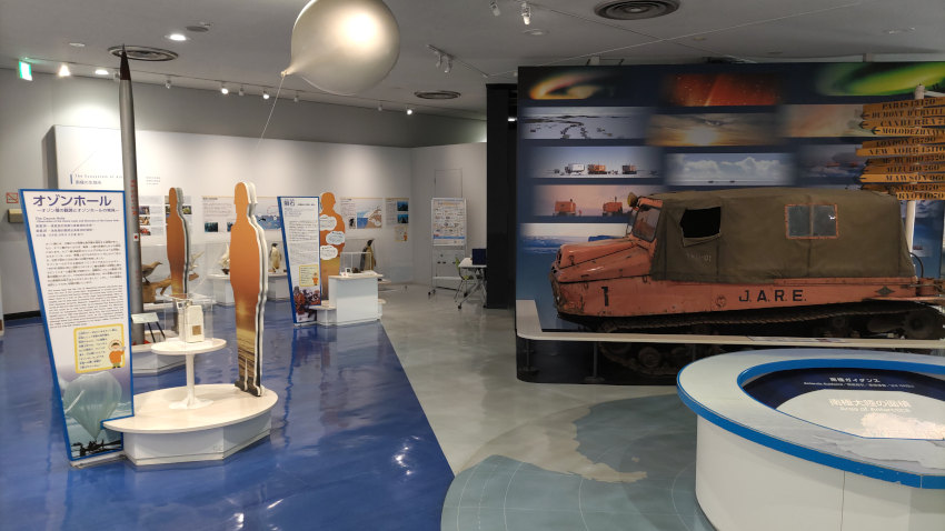 砕氷艦(南極観測船)ふじ 飛行甲板の格納庫が「南極の博物館」になっている 20251021-saihyoukan-fuji-38.jpg