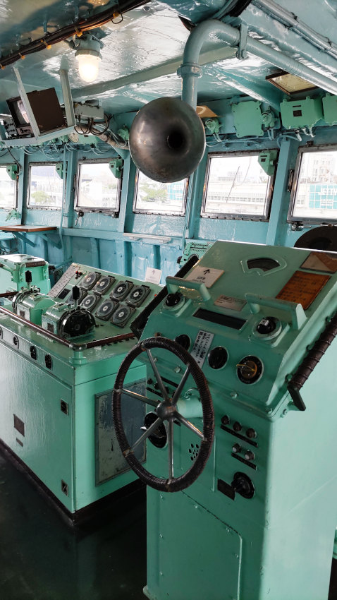 砕氷艦(南極観測船)ふじ 艦橋の中央に鎮座する速力通信機と操舵輪 20251021-saihyoukan-fuji-51.jpg