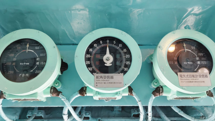 砕氷艦(南極観測船)ふじ 艦橋の操舵輪席の前方上部に取り付けられた舵角表示器、主軸回転計 20251021-saihyoukan-fuji-53.jpg