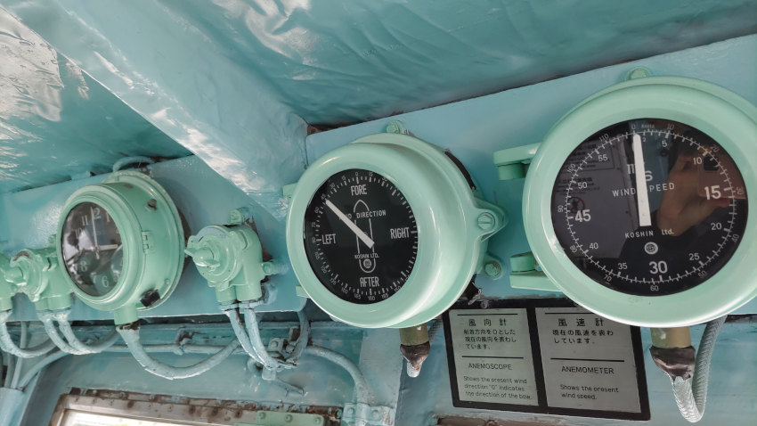 砕氷艦(南極観測船)ふじ 艦橋の時計と風向風速計 20251021-saihyoukan-fuji-55.jpg