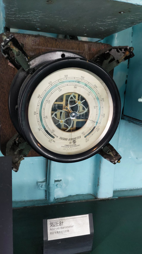砕氷艦(南極観測船)ふじ 艦橋の気圧計 20251021-saihyoukan-fuji-57.jpg