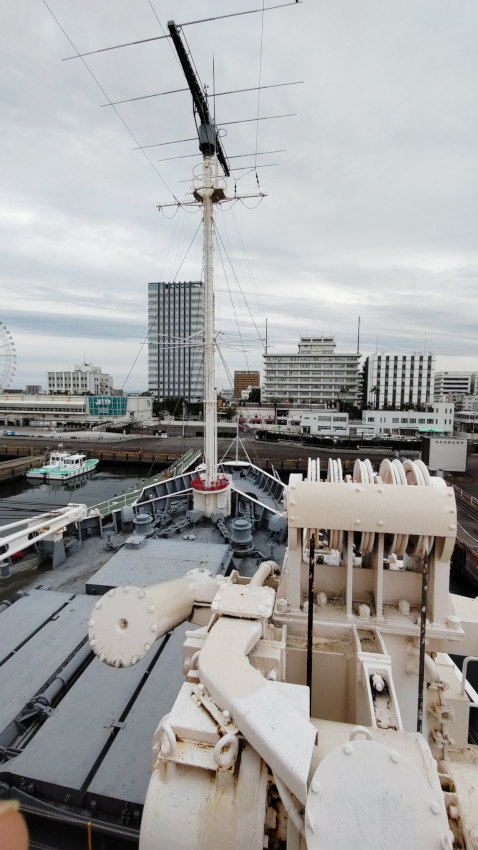 艦橋の右舷側ハッチから見た艦前方。10tクレーンの付け根と、マスト上に取り付けられている回転式HFアンテナ 20251021-saihyoukan-fuji-59.jpg