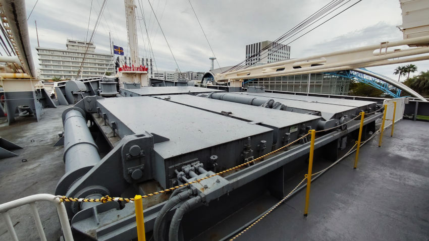 砕氷艦(南極観測船)ふじ 01甲板の艦首側にある貨物室ハッチ 20251021-saihyoukan-fuji-60.jpg