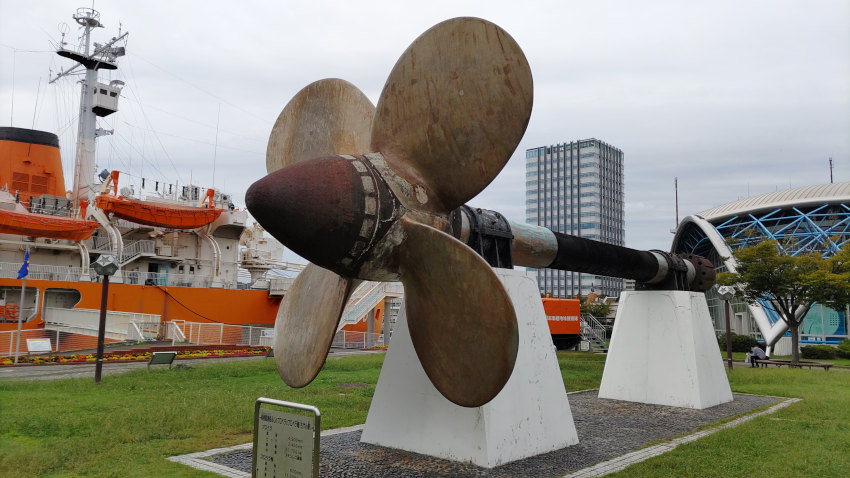 砕氷艦(南極観測船)ふじ 右舷側の∮4900mmスクリューと∮600mmメインシャフト 20251021-saihyoukan-fuji-mainshaft.jpg