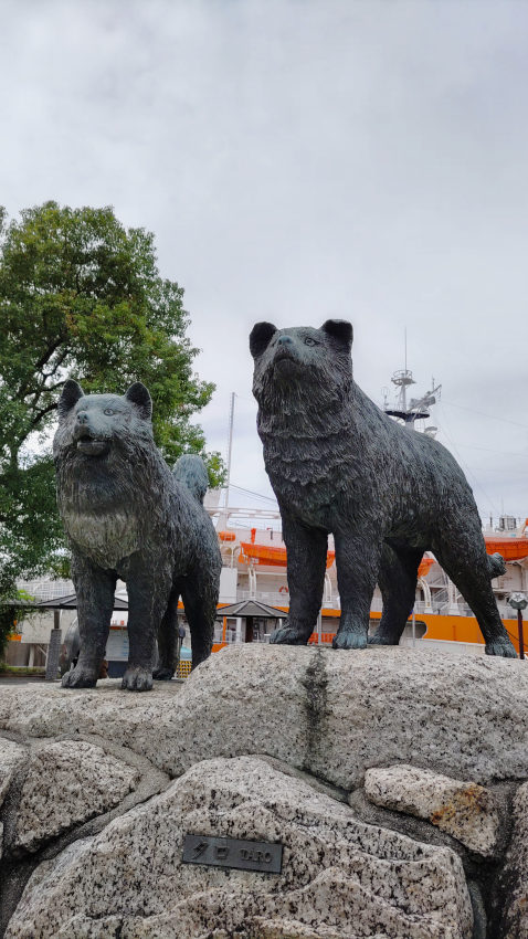 南極観測隊の犬ぞり先導犬 タロとジロの像 20251021-taro-jiro.jpg