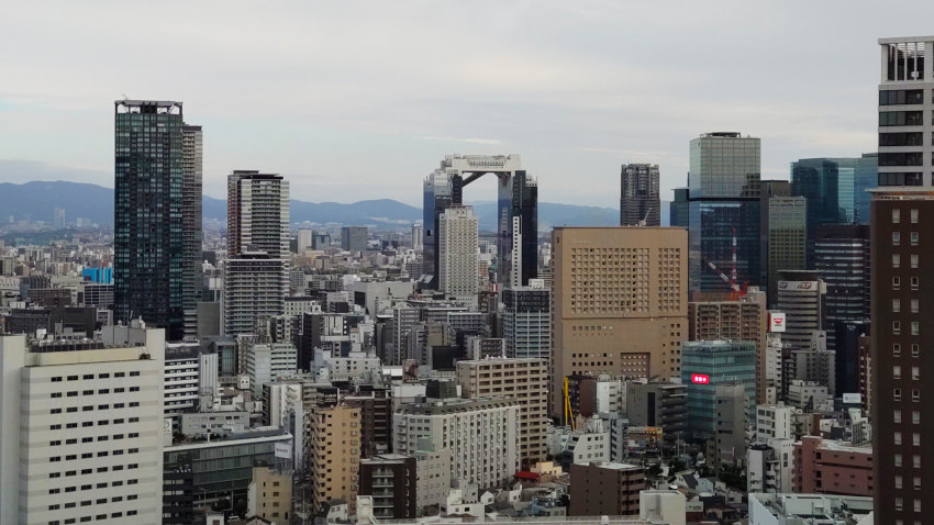 自宅の窓から見た梅田スカイビル。2kmほど向こうにある 20251021-umeda-skybuilding.jpg