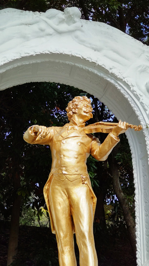 鶴見緑地 国際庭園の「オーストリア庭園のヨハン・シュトラウス像」 20251027-austria.jpg