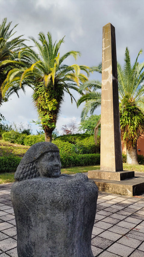 鶴見緑地 国際庭園の「エジプト庭園のオベリスクと像」 20251027-egypt.jpg