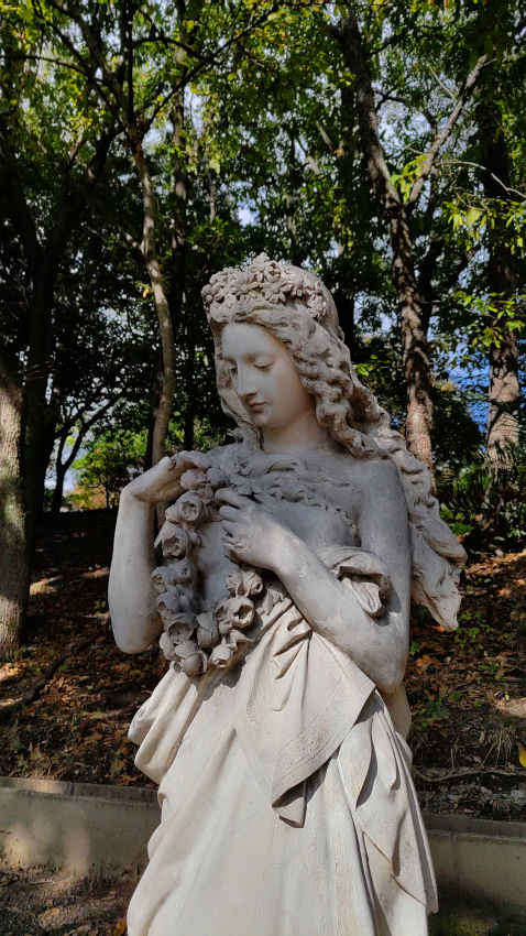 鶴見緑地 国際庭園の「フランス庭園の春の精を表す乙女像」 20251027-france.jpg