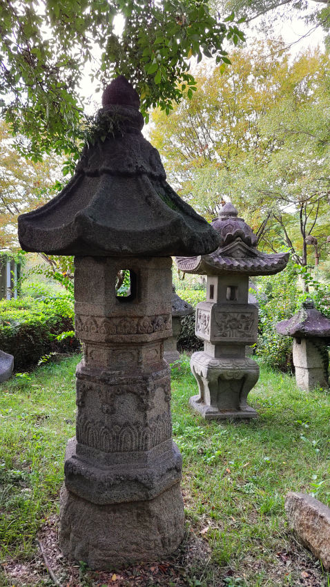 鶴見緑地 国際庭園の「韓国庭園の石灯籠」 20251027-korea-tourou.jpg