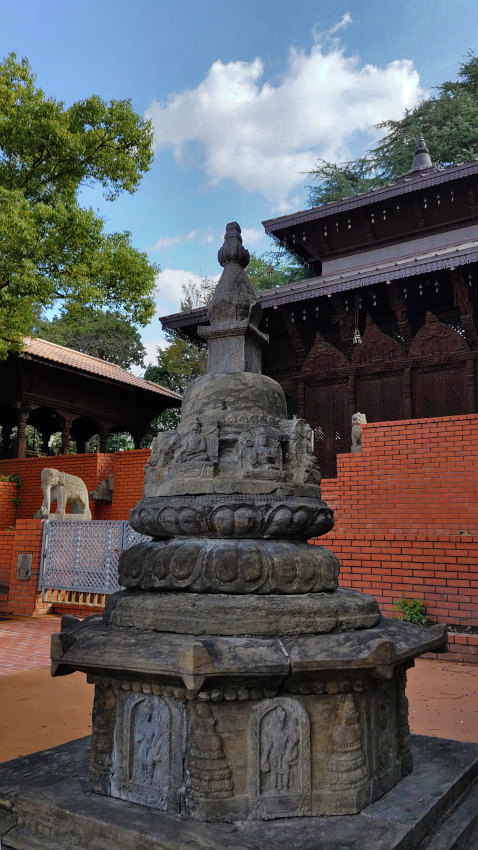 鶴見緑地 国際庭園の「ネパール庭園の石塔」 20251027-nepal-02.jpg