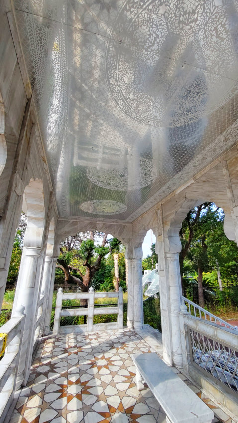 パキスタン庭園の東屋は、天井の装飾もきれい 20251027-pakistan-02.jpg