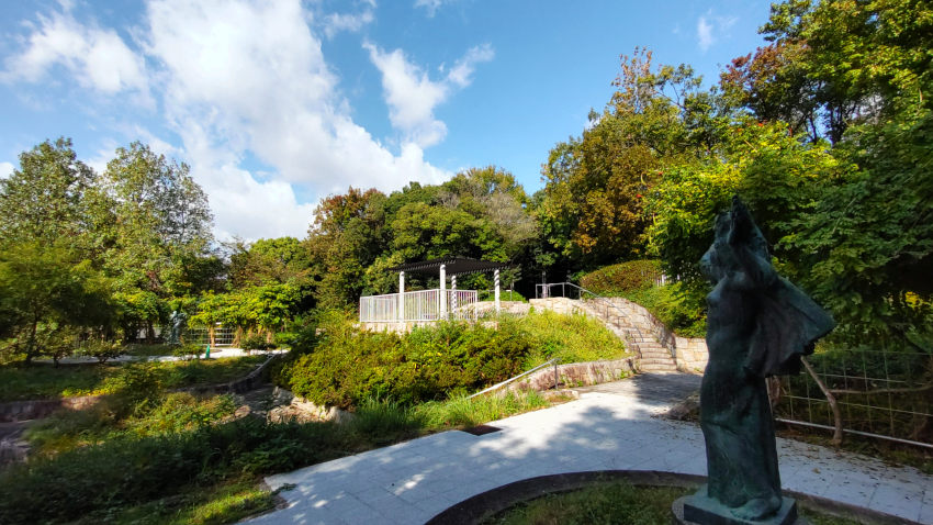 鶴見緑地 国際庭園の「ソビエト連邦庭園」 20251027-soviet-01.jpg