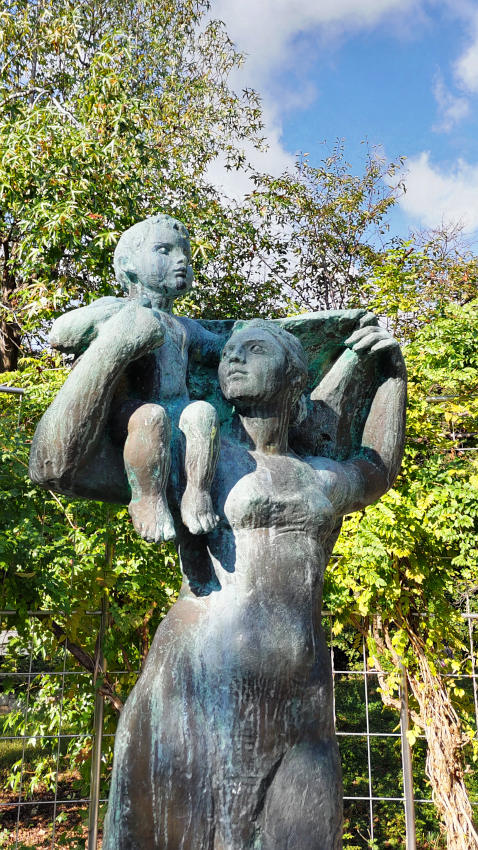 鶴見緑地 国際庭園の「ソビエト連邦庭園のブロンズ像」 20251027-soviet-02.jpg