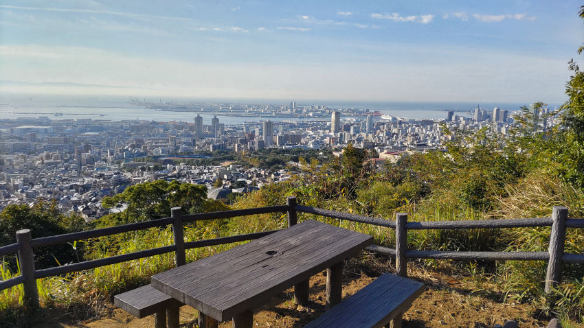 五鬼城展望公園の展望台からの眺め。灘から三宮のビル群と、沖にはポートアイランドが見える 20251030-gikishiropark-03.jpg