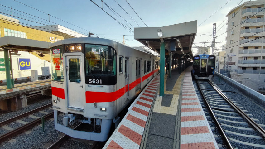 御影駅で特急から各停に乗り換え 20251030-hansin-mikage.jpg