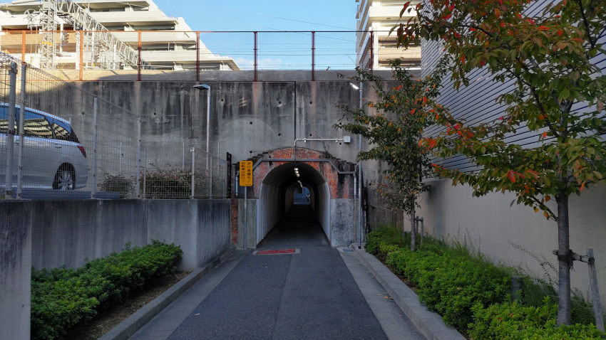 JR摩耶駅の西側にある線路を横切る歩行者トンネル。第二次大戦時の空襲の焦げ跡が残る 20251030-jr-nishinada-tunnel.jpg