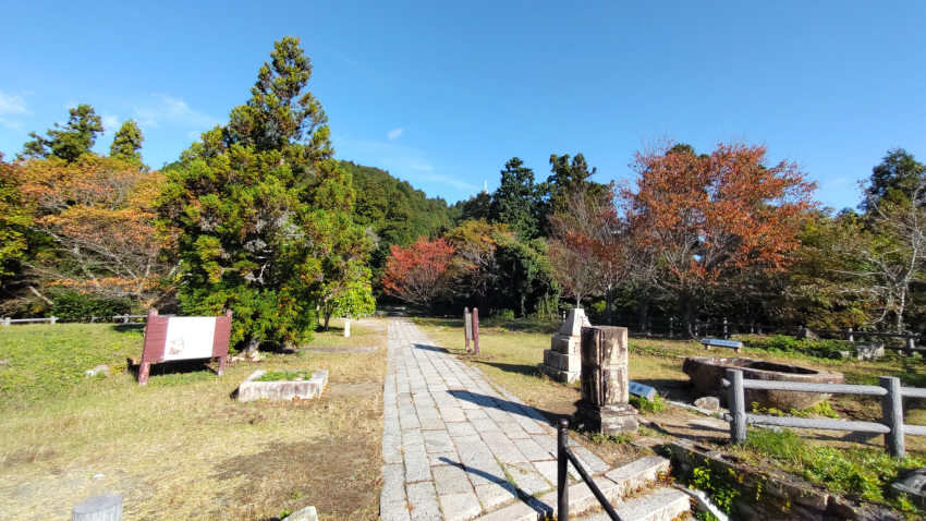天上寺跡(標高約610m) 20251030-tenjyouji-garan-01.jpg
