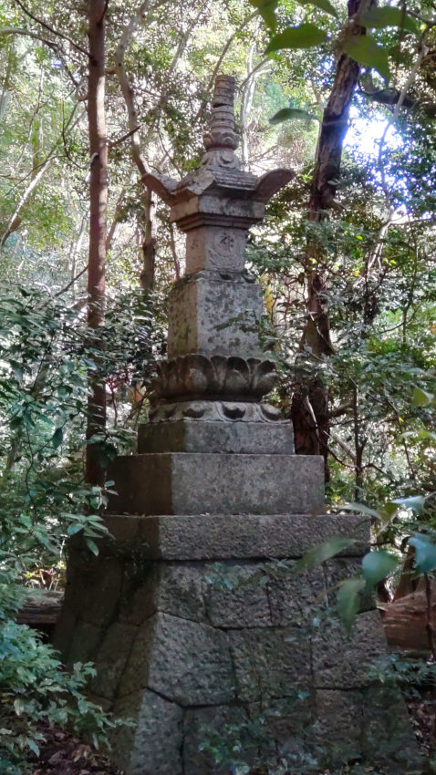 峠茶屋から1分ほど行くと、大きな宝篋印塔がある 20251030-uenomichi-houkyouintou.jpg