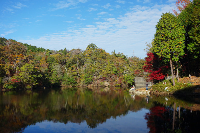 洞川湖。対岸に釣りびとが見える 20251111-doukawako-01.jpg