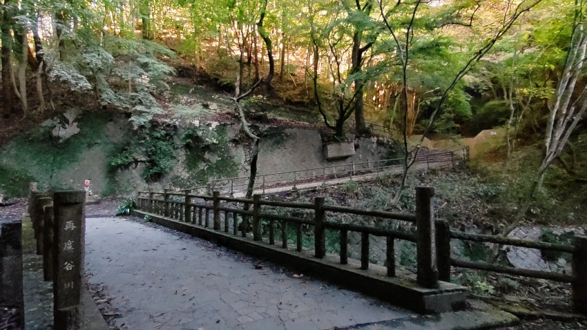 再度第4橋を渡ると8丁の丁石があり、折返しのスロープを登った上が論鶴羽堰堤の天端 20251111-futatabi4hashi-11tyou.jpg