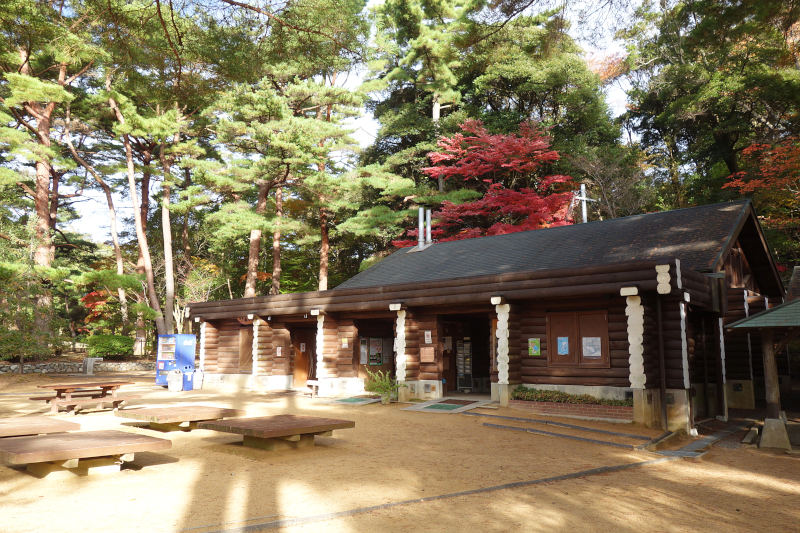 再度公園の風楽山荘(ログハウス)。この広場のベンチで昼食を食べる 20251111-futatabipark-furakusansou.jpg