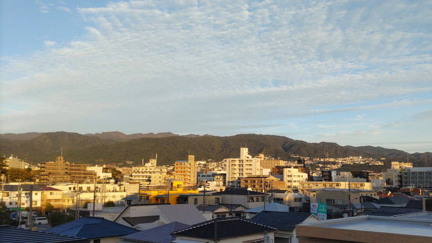 西宮駅と芦屋駅の中程から見た六甲山地。中央左に六甲山最高峰、更に少し左に西おたふく山の頂上にある鉄塔がはっきりと見えている 20251111-hansin-nisinomiya-view.jpg
