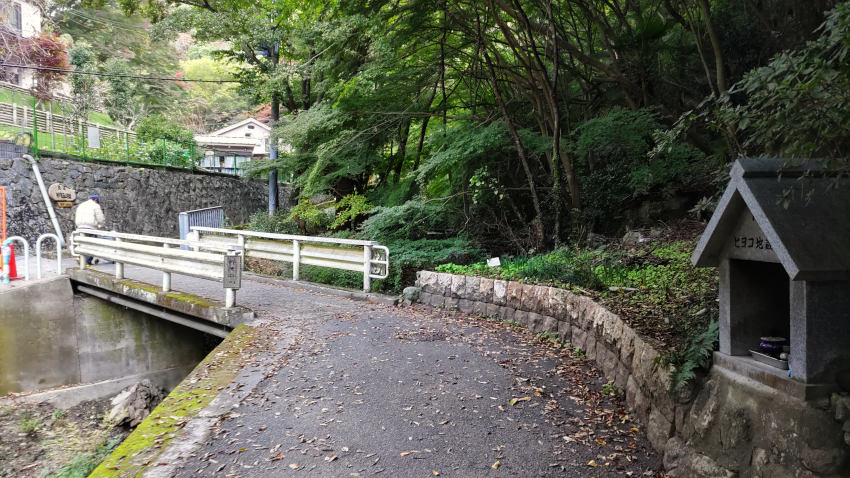 ヒヨコ地蔵尊の前を過ぎると、すぐに登山口の稲荷茶屋 20251111-hiyokojizou.jpg