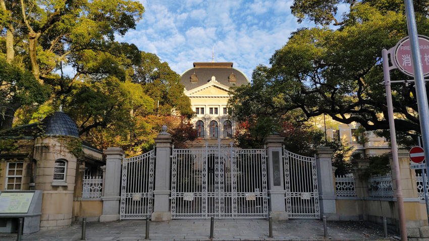 朝日を浴びてオレンジ色に染まる兵庫県公館 20251111-hyougoken-koukan.jpg