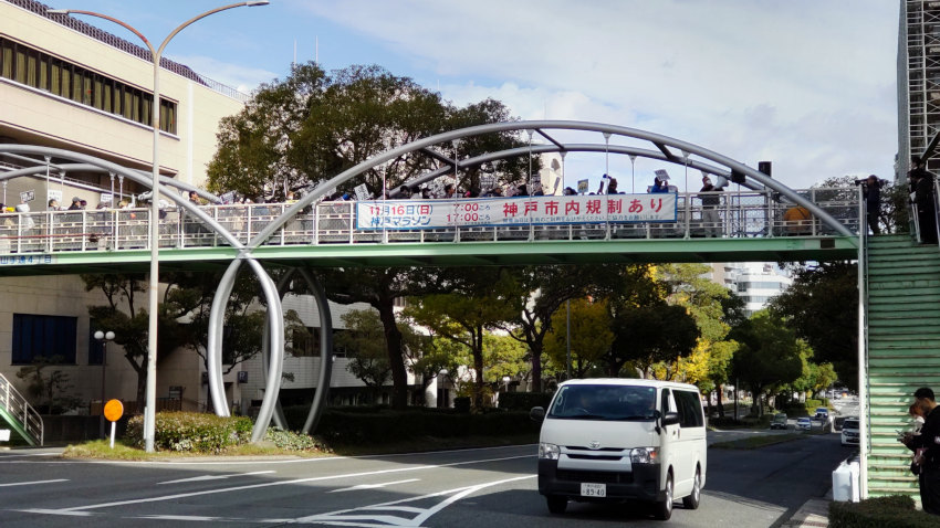 兵庫県庁前の歩道橋上で、知事に抗議するサヨクの人たち 20251111-hyougokentyou-kougi.jpg