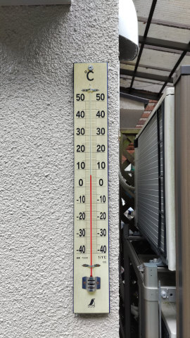 稲荷茶屋の温度計は17℃。アメダス神戸の7時の気温が10.7℃なので、ここの温度計は正確じゃない 20251111-inarityaya-temp.jpg