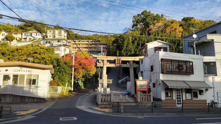 諏訪神社の鳥居 20251111-suwajinjya.jpg