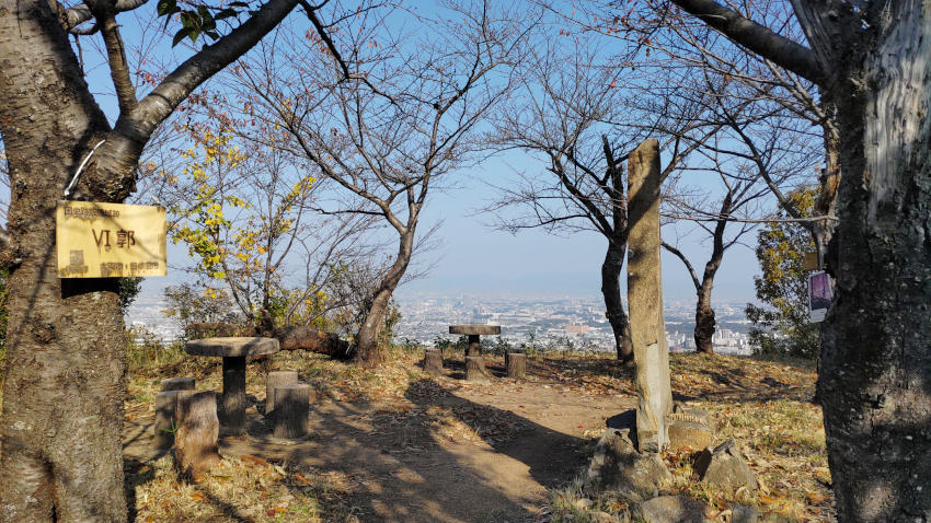 飯盛城 史跡碑のある展望広場(VI郭) 20251114-iimorijyou-4kaku.jpg