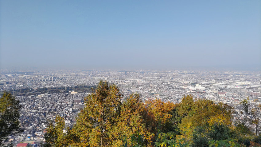 展望広場(VI郭)から西方向の眺め。大阪市から北摂あたりが見えている 20251114-iimorijyou-6kaku-view01.jpg